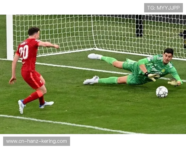 蒂博·库尔图瓦：从天才门将到世界足坛巨星的成长历程